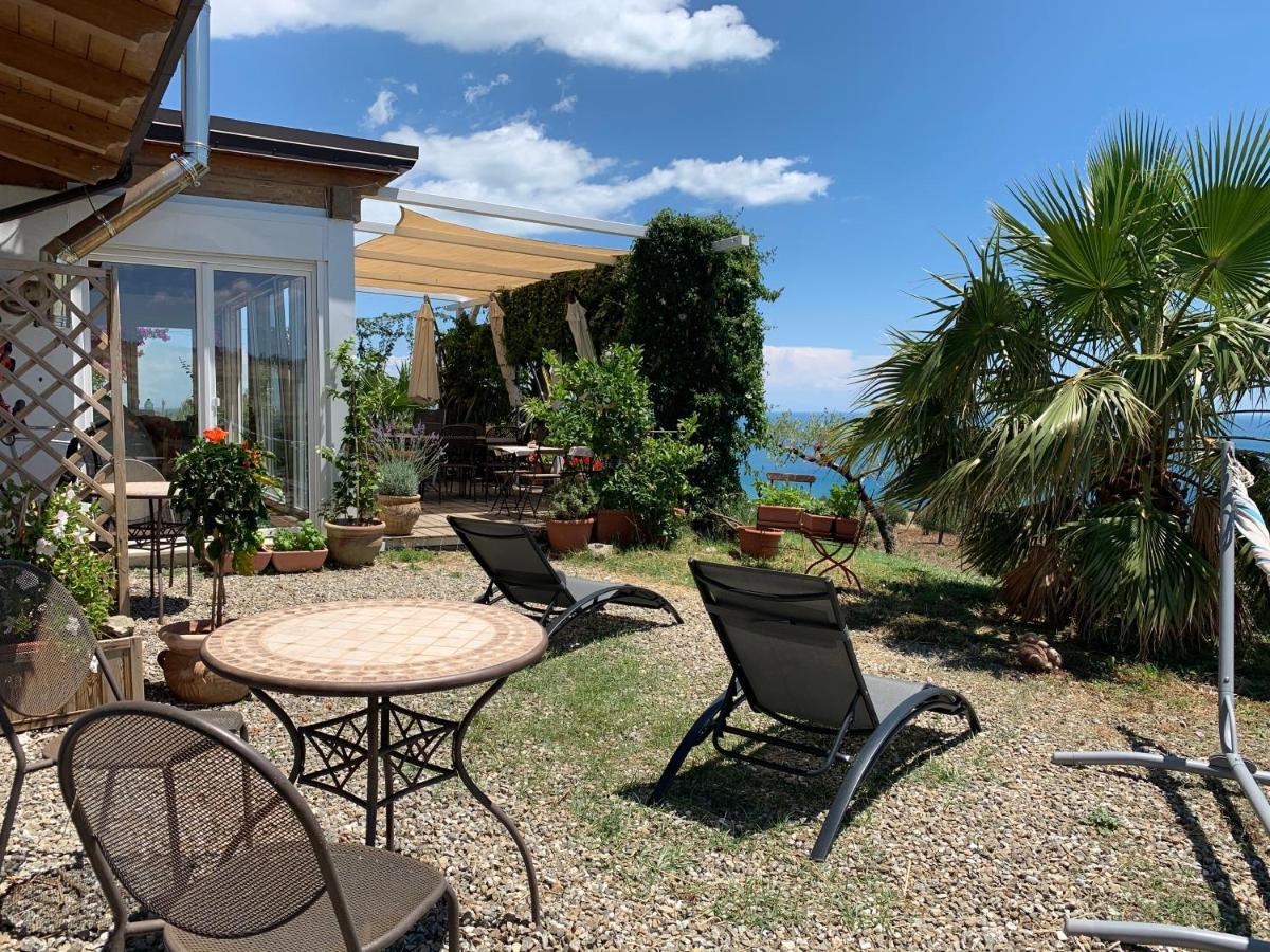 B&B Villa Sveva Rocca Imperiale Kültér fotó